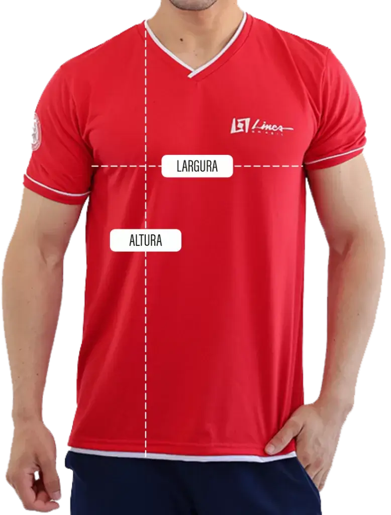 SP< Uniformes - Homem vestindo camiseta manga curta gola V, com detalhe em cor contrastante na gola e nas mangas, com logo de empresa estampado na lateral superior da peça. Imagem indicando as medidas da peça, listra horizontal na altura do peito indicando a largura, listra do ponto mais alto do ombro até a barra indicando a altura.
