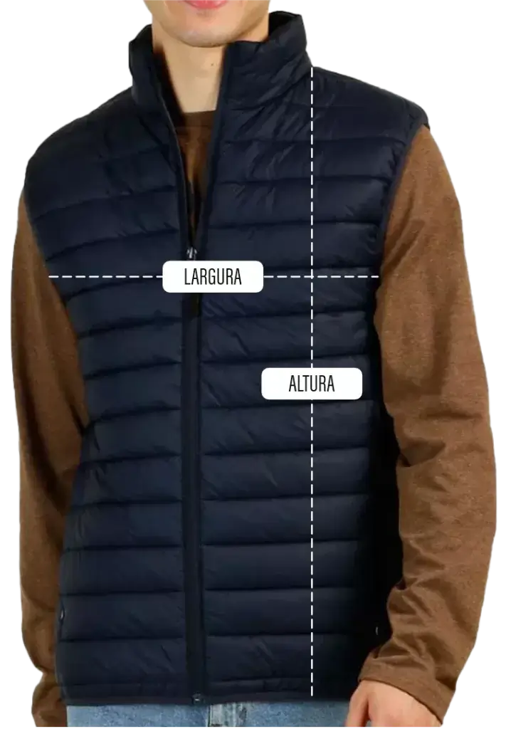SP< Uniformes - Homem vestindo colete estilo puffer sobrepondo camiseta manga longa. Imagem com orientações de medidas, listra horizontal na altura do peito indicando a largura, listra da parte mais alta do ombro até a barra do colete indicando altura.