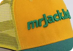 SP< Uniformes - Boné com foco no detalhe de logo bordada com relevo na frente.