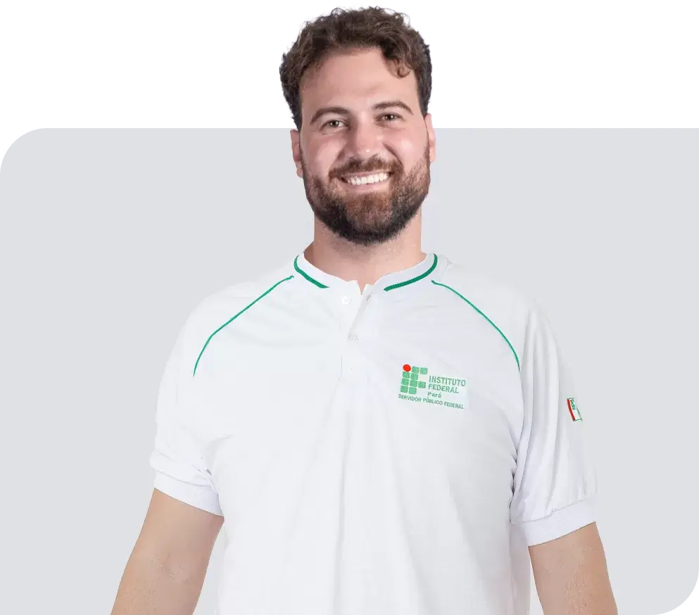 SP< Uniformes - Homem vestindo camiseta manga curta com gola polo e detalhe contrastante nos ombros e logo bordada na lateral superior da peça.