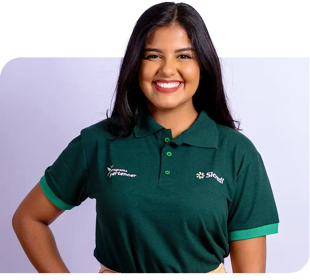 SP< Uniformes - Mulher vestindo camiseta gola polo manga curta com logo estampa nas duas laterais superiores das peças.