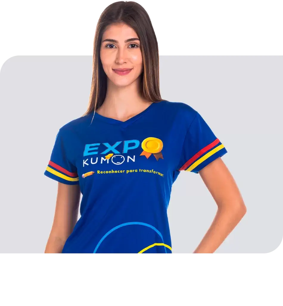 SP< Uniformes - Mulher vestindo camiseta manga curta com gola V com estampa frontal e detalhes contrastantes nas mangas.