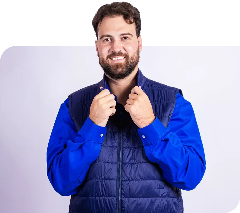SP< Uniformes - Homem vestindo colete puffer sobre camisa social, segurando a gola.