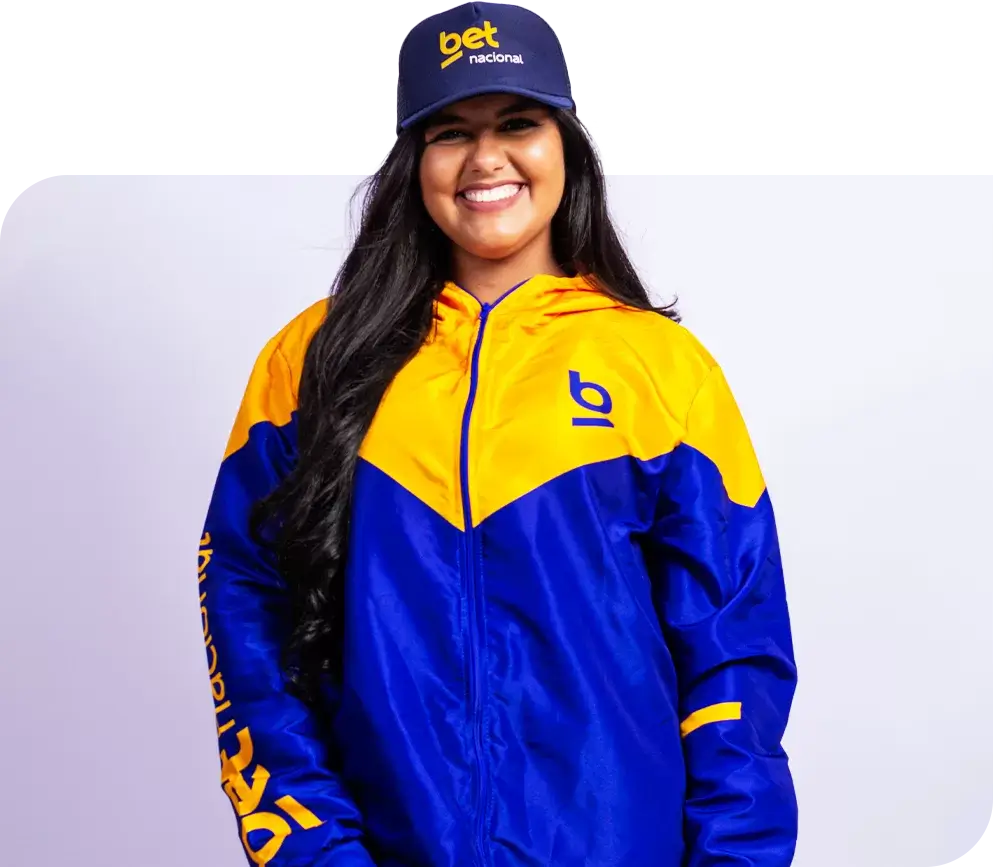 SP< Uniformes - Mulher vestindo boné e jaqueta corta-vento personalizados com logo de empresa.