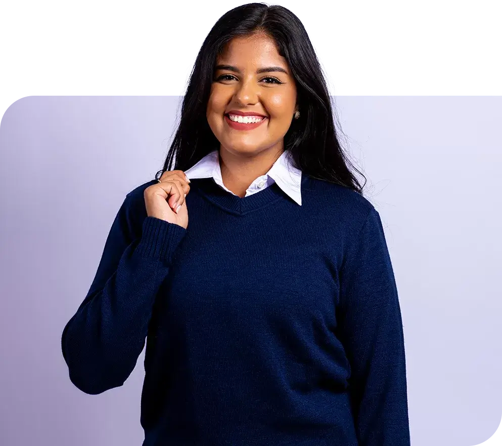 SP< Uniformes - Mulher vestindo suéter gola V sobre camisa social.