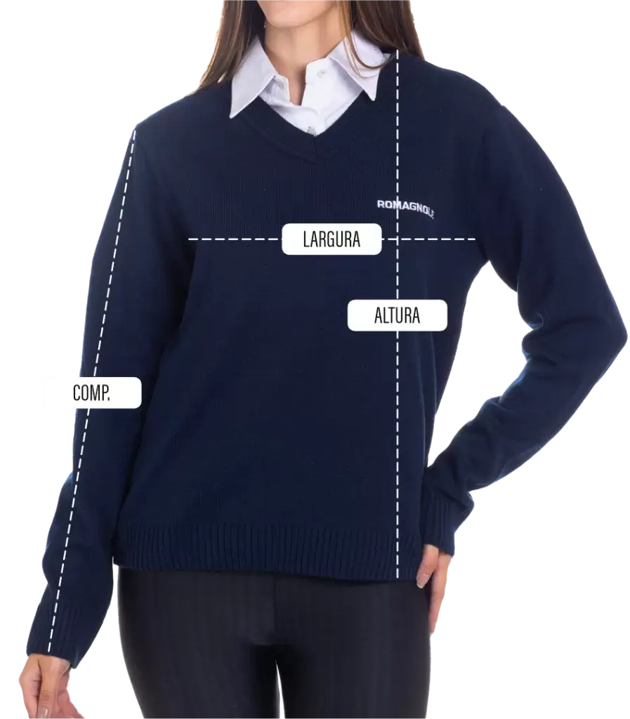 SP< Uniformes - Mulher vestindo suéter gola V sobre camisa social, com o logo da empresa bordado no suéter na lateral superior da peça. Imagem com indicações de medidas, listra horizontal na altura do peito indicando a largura, listra da parte mais alta do ombro até a barra da peça indicando a altura, listra da costura do ombro até a barra da manga indicando tamanho da manga.