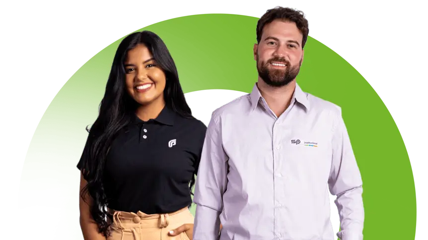 SP< Uniformes - Do lado esquerdo mulher veste camiseta estilo gola polo com logo na lateral superior da peça. Do lado esquerdo homem veste camisa social manga longa com logo bordado na lateral superior da peça.