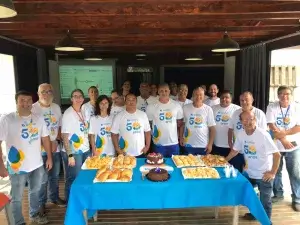 SP< Uniformes - Foto de clientes da empresa sabesp uniformizados com camiseta comemorativa de 50 anos da empresa.