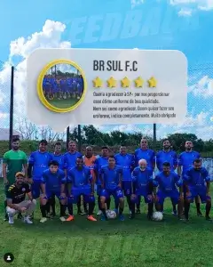 SP< Uniformes - Balão com depoimento do time BR Sul F.C, sobre foto do time vestindo uniforme.