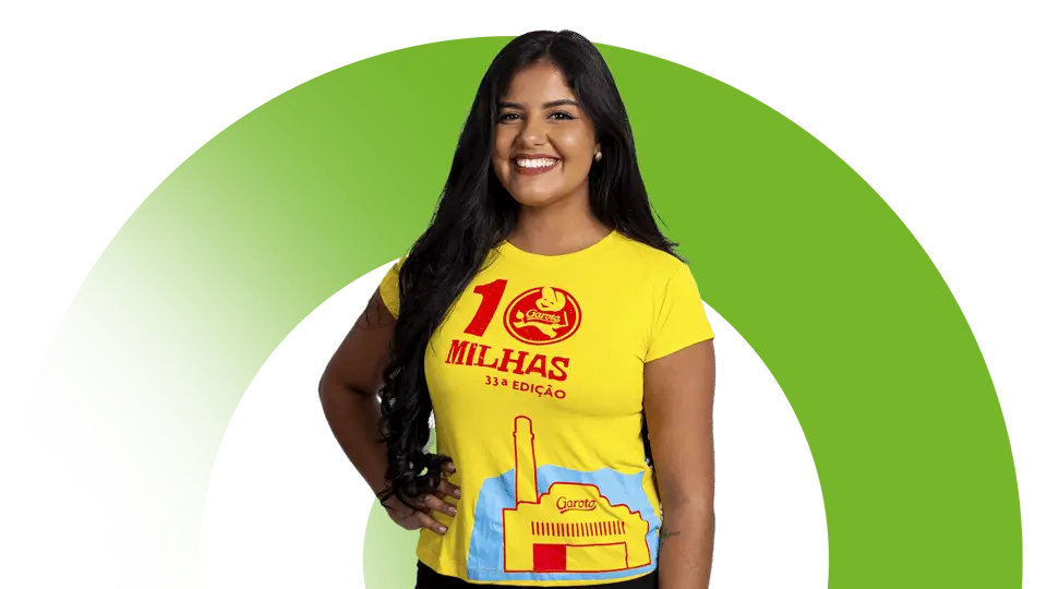 SP< Uniformes - Mulher vestindo camiseta babylook gola redonda, com estampa frontal promocional de marca.