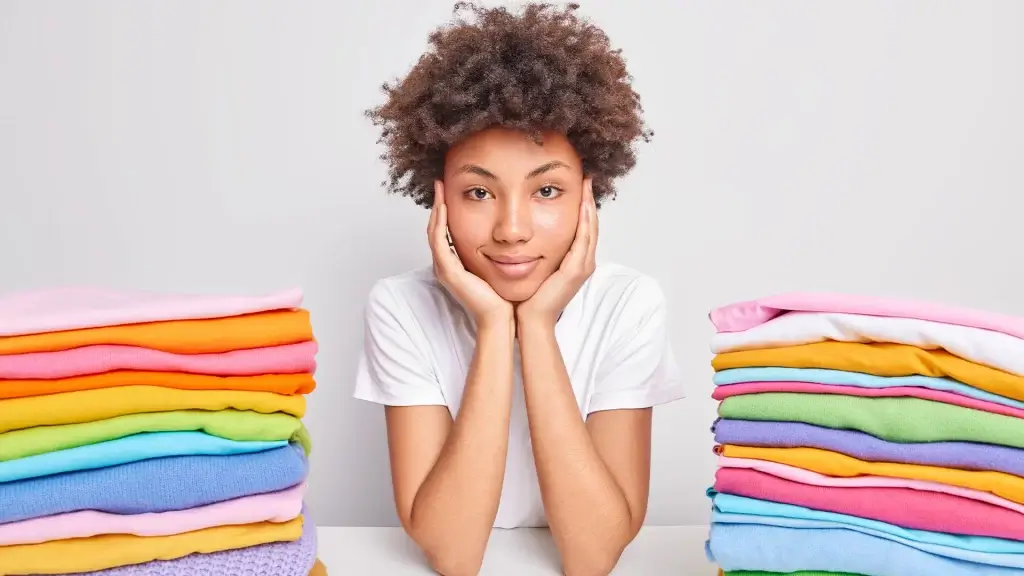 Como dobrar uniformes sem amassar e economizar espaço (7 passos)